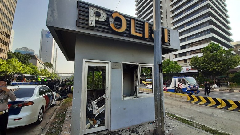 Dibakar Massa saat Ricuh, Pos Polisi Sarinah Berantakan Dibakar Massa saat Ricuh, Pos Polisi Sarinah Berantakan