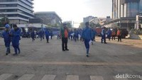 Petugas bahu-membahu membersihkan sampah plastik hingga sisa batu-batu yang berserakan di sekitar lokasi. (Foto: Matius Alfons/detikcom)