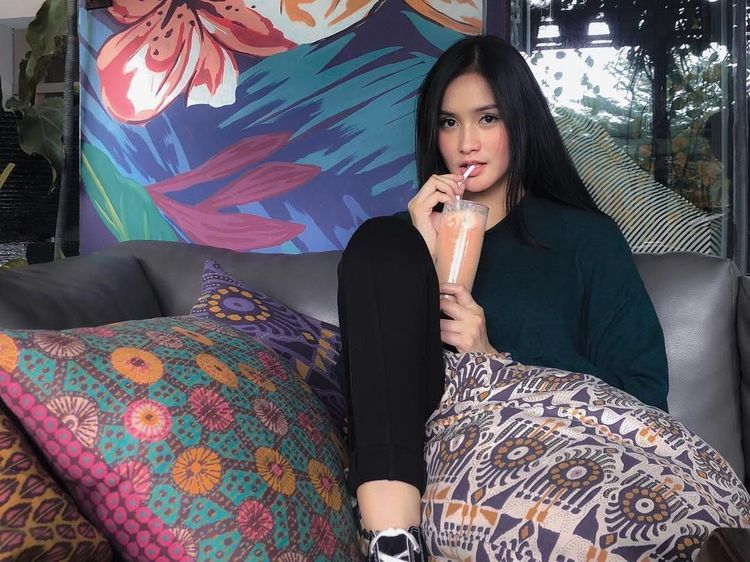 Nadya Fricella, Pesinetron yang Pamer Pose Cantik Saat Ngopi