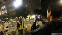 Sejumlah warga nampak mendatangi gedung bawasu, bukan untuk demo mereka asyik berselfie.