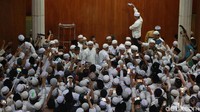Jenazah Arifin Ilham disalatkan tepat pukul 17.30 WIB.