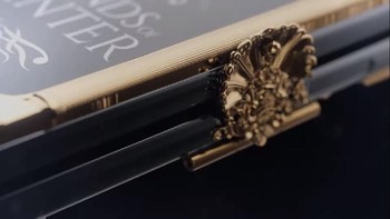 Karena konsepnya seperti buku, Caviar meletakkan semacam pengunci pada bagian samping Galaxy Fold hasil modifikasinya itu. Foto: Caviar