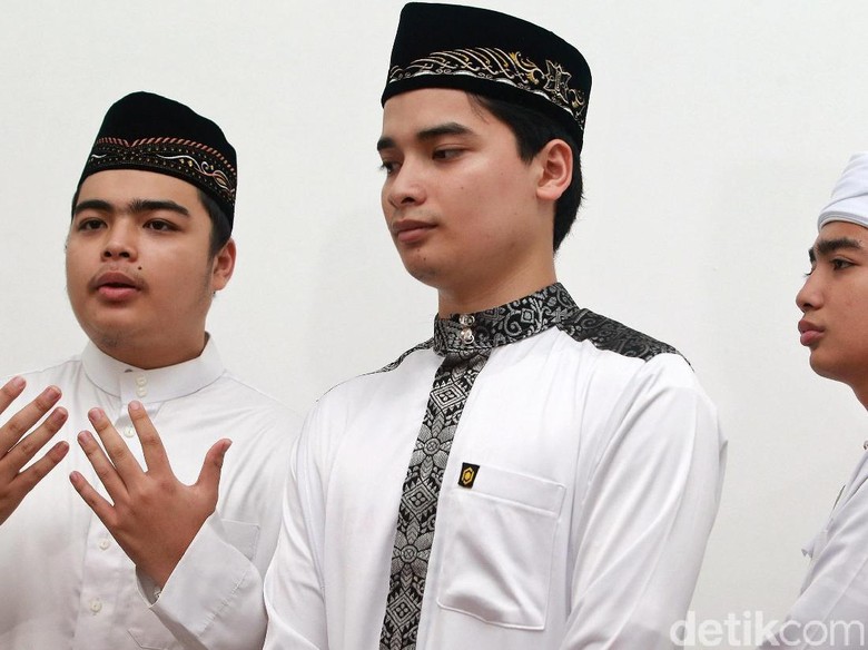 Bersama Para Ulama, Anak Tunggu Kedatangan Jenazah Arifin Ilham