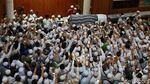 Momen Ribuan Jemaah Salatkan Jenazah Ustaz Arifin Ilham