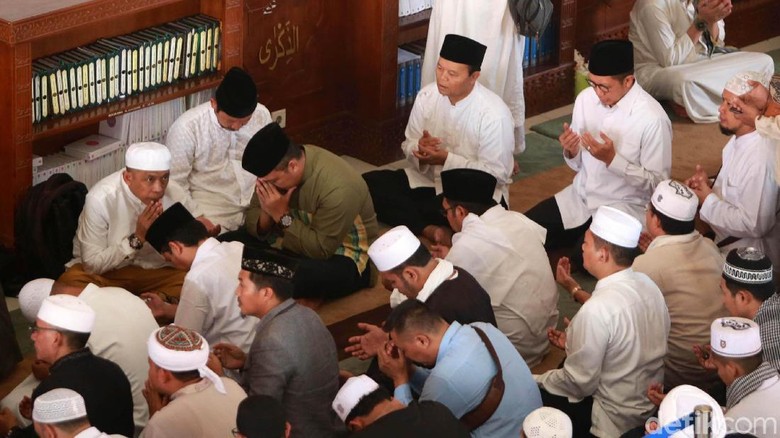 Azankan Ustaz Arifin Ilham di Pusara, Sang Putra Tak Kuasa Menahan Tangis Azankan Ustaz Arifin Ilham di Pusara, Sang Putra Tak Kuasa Menahan Tangis