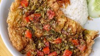 Telur Pecak ini pas buat santapan sahur tanggal tua. Telur dadar diberi topping tumisan sambal ijo, tomat dan bawang merah. Nyam! Foto : Instagram @foodinrupiah
