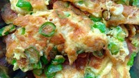  Telur dadar dengan isian daun bawang iris kasar ini makin enak dimakan hangat. Gurih renyah. Foto : Instagram @cennygoh