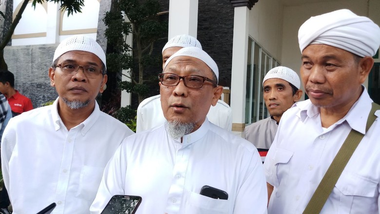 Sebelum Dibawa ke Bogor, Jenazah Arifin Ilham Disalatkan di Masjid Penang Sebelum Dibawa ke Bogor, Jenazah Arifin Ilham Disalatkan di Masjid Penang