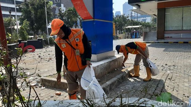 Semangat PPSU Bersihkan Sisa Rusuh di Tengah Efek Gas Air Mata