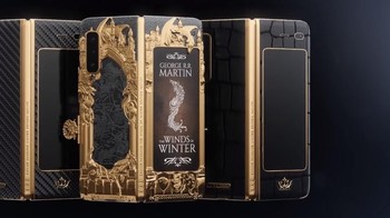 Selain itu, ada juga Galaxy Fold Game of Thrones edisi Karbon (kiri) dan Kulit (kanan) yang harganya lebih rendah, yaitu 399 ribu rubel, atau sekitar Rp 89 juta. Foto: Caviar