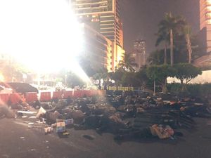 Potret Lelah Polisi Jaga Gedung Bawaslu hingga Pagi
