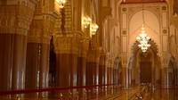 Ornamen dan hiasan pada pilar-pilar serta dinding Masjid Hassan II pun dipenuhi dengan pola ukiran yang detail dan rumit sehingga mampu membuat pengunjungnya berdecak kagum. Dok. Wikipedia/Steven Lek.