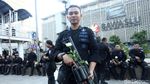 Asyik Polisi Dapat Bunga dari Mahasiswi Cantik