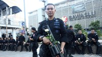 Dapat kiriman bunga, anggota polisi ini pun terlihat senang.