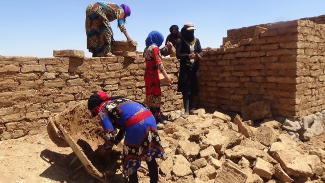 Semua wanita membantu membangun rumah menggunakan lumpur, pakan ternak, kayu, hasil alam yang tidak mencemari lingkungan. Energi yang bisa diperbarui digunakan, kebanyakan kekuatan solar, kata wanita bernama Nunjin. Foto: Dok. www.jinwar.org.