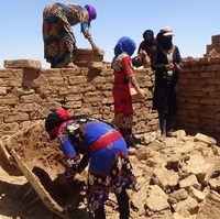 Semua wanita membantu membangun rumah menggunakan lumpur, pakan ternak, kayu, hasil alam yang tidak mencemari lingkungan. Energi yang bisa diperbarui digunakan, kebanyakan kekuatan solar, kata wanita bernama Nunjin. Foto: Dok. www.jinwar.org.