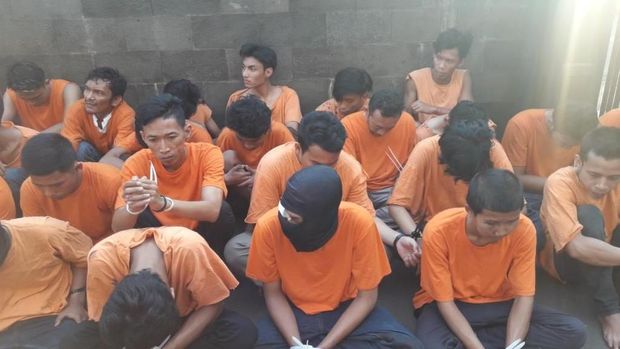Polisi memamerkan para tersangka.