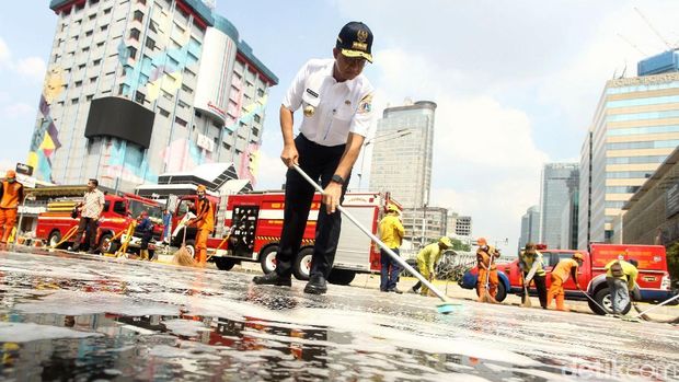 Anies bersihkan Jl MH Thamrin /