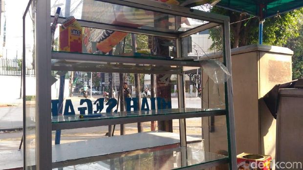 Tak Ada yang Tersisa dari Warung PKL Setelah Dijarah Perusuh 22 Mei