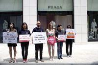 Aktivis PETA protes di depan Butik Prada di Seoul, Korea Selatan, pada 2016..