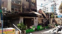 Api berasal dari pos polisi (Pospol) yang dibakar perusuh aksi 22 Mei. Api yang membakar Pospol ini merembet melalui jaringan listrik dan merusak papan nama Abuba. Puti Aini Yasmin/detikcom.