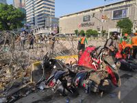 Kerusakan akibat kerusuhan di depan gedung Bawaslu