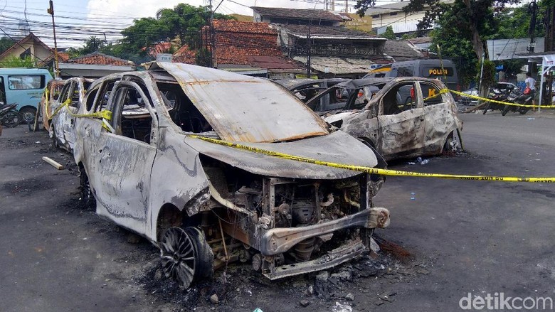 Sedihnya Erlanda Lihat Mobil Kesayangan Hangus Dibakar di Petamburan Sedihnya Erlanda Lihat Mobil Kesayangan Hangus Dibakar di Petamburan