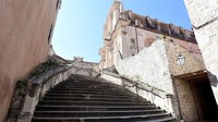 Penebusan dosa Cersei, berjalan telanjang melalui kerumunan warga Kings Landing dari Sept of Baelor ke Red Keep. Perjalanan itu di tangga Jesuit Staicase di Dubrovnik, Kroasia