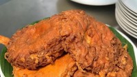 Telur dadar khas Minang di Kedai Pak Ciman ini selalu bikin ngiler. Sambal dan irisan daun bawang dan kunyit jadi isian mantap telur ini. Foto : Instagram @kedaipakcimanbintaro