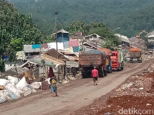 Menunggu Aliran BBM untuk Alat Berat di TPA Sarimukti