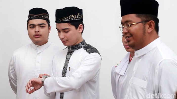 Keluarga Ustaz Arifin Ilham menggelar konferensi pers di Masjid Az-Zikra. Jenazah Ustaz Arifin Ilham diperkirakan tiba di Bogor pada sore hari.