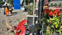 Di area parkir gedung, tampak masih banyak batu, bambu, hingga botol minuman kemasan berserakan. PPSU mengumpulkan sampah tersebut ke dalam karung. Lisye/detikcom.