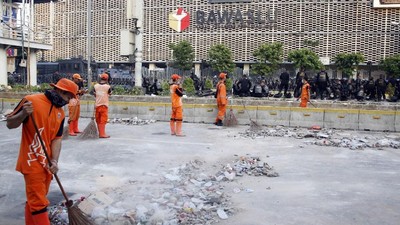 Menengok Aksi PPSU Bersihkan Sisa Rusuh Depan Bawaslu