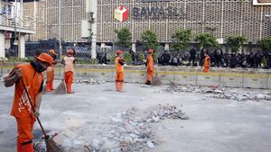 Menengok Aksi PPSU Bersihkan Sisa Rusuh Depan Bawaslu