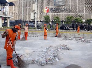 Menengok Aksi PPSU Bersihkan Sisa Rusuh Depan Bawaslu