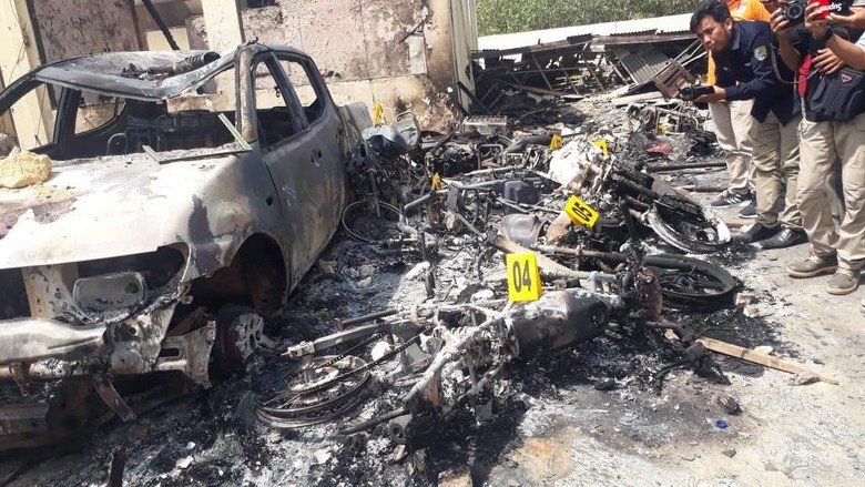 3 Mobil dan 11 Motor Ikut Terbakar Saat Polsek Tambelangan Dibakar Massa 3 Mobil dan 11 Motor Ikut Terbakar Saat Polsek Tambelangan Dibakar Massa