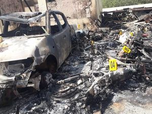 3 Mobil dan 11 Motor Ikut Terbakar Saat Polsek Tambelangan Dibakar Massa