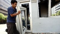 Pos polisi tersebut nampak rusak di sejumlah bagiannya.