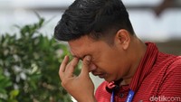 Beberapa warga mengucek matanya yang perih akibat gas air mata.