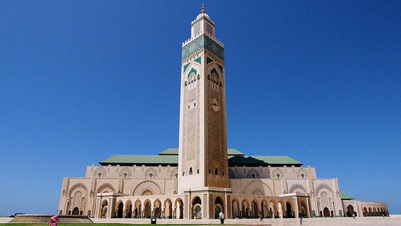 Masjid Hassan II Masjid Hassan II berdiri megah dan mempesona di kawasan Casablanca Maroko. Tak heran, masjid ini disebut sebagai salah satu masjid terindah di dunia. Mau lihat?
