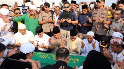 Momen Kapolri, Anies, hingga Zulhas Doakan Jenazah Arifin Ilham