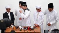 Setelah disalatkan di Masjid Az-Zikra Gunung Sindur, jenazah Arifin Ilham akan dimakamkan di Ponpes Az-Zikra Gunung Sindur.