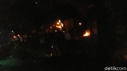 Polisi Tembakkan Gas Air Mata, Massa di Jalan Wahid Hasyim Kocar-kacir Polisi Tembakkan Gas Air Mata, Massa di Jalan Wahid Hasyim Kocar-kacir