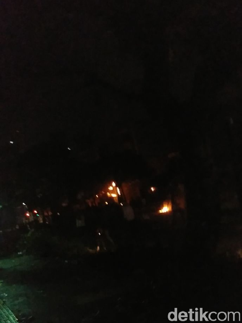 Rusuh di Jl Wahid Hasyim Dini Hari, Bangunan Terbakar Rusuh di Jl Wahid Hasyim Dini Hari, Bangunan Terbakar