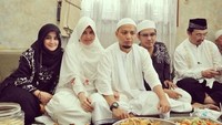 Kali ini Yuni menemani suaminya saat makan dan berbincang dengan mendiang Ustaz Jeffri Al Buchori. Kala itu sajian tradisional jadi pilihan santap siang mereka. Foto: Instagram alvin_411