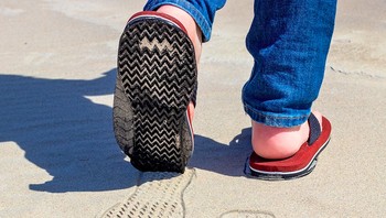 Instagram bernama unecessaryinventions menarik perhatian karena spesialis membuat produk inovatif dengan fadeah yang dipertanyakan. Ini misalnya, sandal yang meninggalkan jejak berbeda arah. (instagram/unnecessaryinventions)