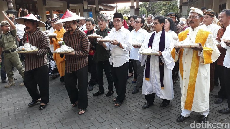 Syukuran Jokowi Menang Pilpres Warga Solo Kirab 1001 Tumpeng