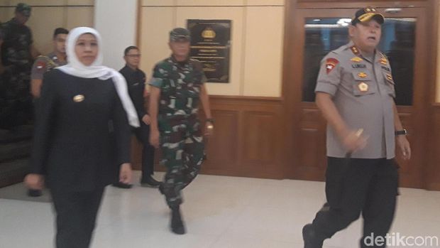 Kapolda, Gubernur Jatim dan Pangdam menuju Polsek Tambelangan/