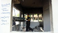 Petugas mulai membersihkan pos polisi di kawasan Sarinah yang sempat jadi target pembakaran oknum tak bertanggung jawab dalam aksi 22 Mei, Kamis (23/5/2019).