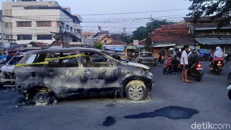 Kisah Pilu Ricuh 22 Mei: Mobil Hangus hingga Dagangan Dijarah Kisah Pilu Ricuh 22 Mei: Mobil Hangus hingga Dagangan Dijarah